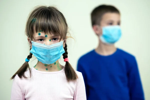 Niño Niña Con Máscara Médica Azul Protectora Enfermos Varicela Sarampión —  Fotos de Stock