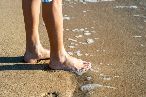 Primer Plano Pies Mujer Caminando Descalzos Playa Arena Agua Mar — Foto de Stock