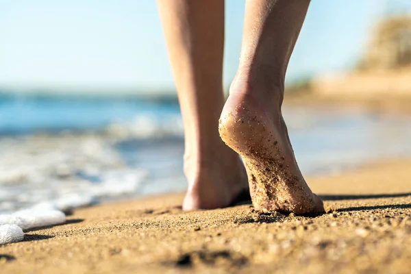 Primer Plano Pies Mujer Caminando Descalzos Sobre Arena Dejando Huellas — Foto de Stock