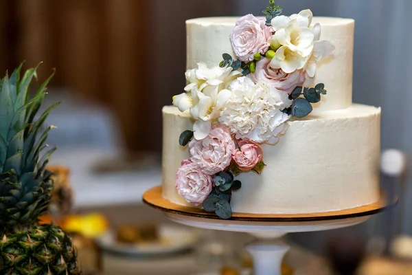 Pastel Boda Alto Dulce Decorado Con Flores Rosadas Blancas Vivas — Foto de Stock