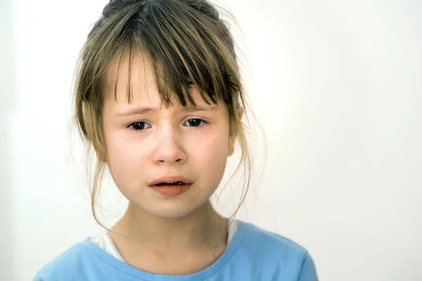 Primer Plano Retrato Niña Llorando Triste —  Fotos de Stock