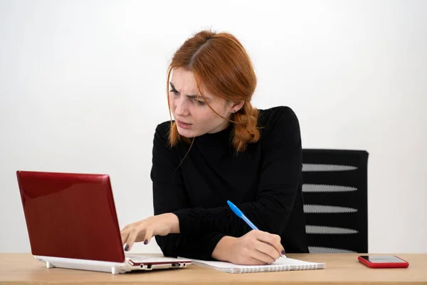 Şok Olmuş Genç Ofis Çalışanı Çalışma Masasında Dizüstü Bilgisayarı Cep — Stok fotoğraf
