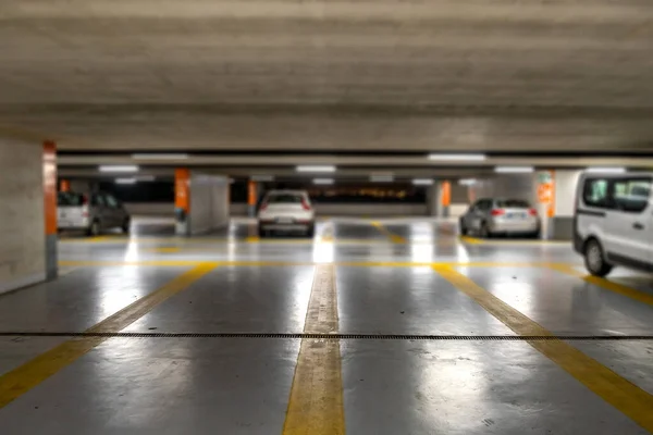 Contrassegni Gialli Con Auto Moderne Sfocate Parcheggiate All Interno Parcheggio — Foto Stock