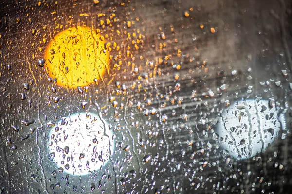 Abstrakter Farbenfroher Hintergrund Der Glasoberfläche Mit Wassertropfen Und Verschwommenem Stadtlicht — Stockfoto