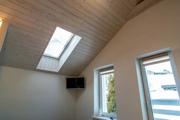 Wooden ceiling in a contemporary mansard room with attic window ob decorative planks surface. — Stock Image Wooden Ceiling Contemporary Mansard Room Attic Window Decorative Planks Surface Stock Photo