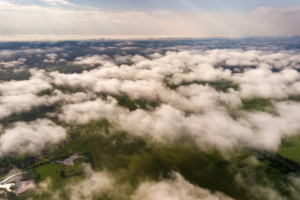 Letecký Pohled Bílé Mraky Nad Městem Nebo Vesnicí Řadami Budov — Stock fotografie