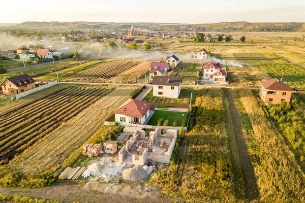 Vista Aérea Arriba Hacia Abajo Dos Casas Privadas Una Construcción — Foto de Stock