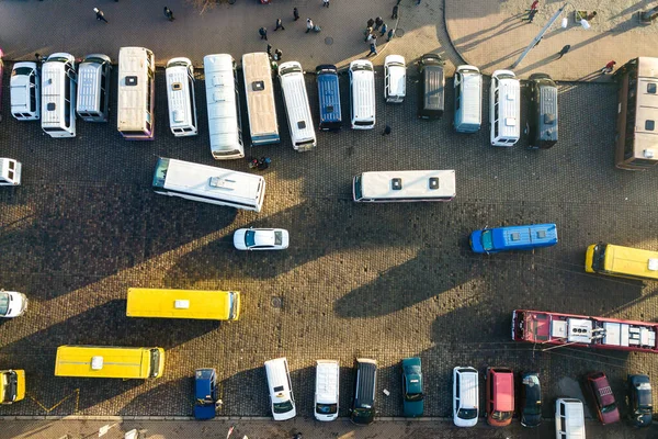 忙しい街の通りに移動する多くの車やバスの空中ビュー — ストック写真