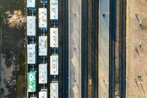 Tren Raylarındaki Kargo Vagonlarının Yukarıdan Aşağıya Bakan Görüntüsü — Stok fotoğraf