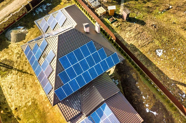 新的现代住宅别墅的空中俯瞰 屋顶上有蓝色闪亮的太阳能光伏电池板系统 可再生能源生态绿色能源生产概念 — 图库照片