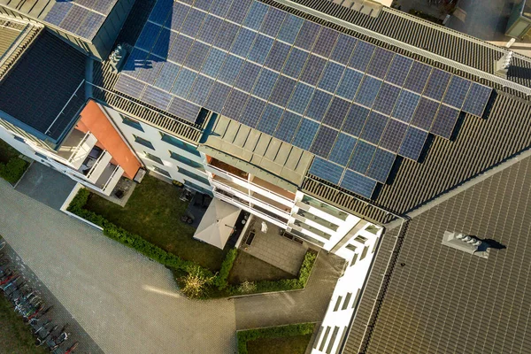 Vista Aerea Pannelli Fotovoltaici Solari Tetto Blocco Residenziale Produzione Energia — Foto Stock