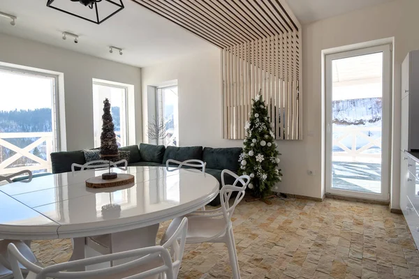 Interior Cocina Espaciosa Moderna Con Paredes Blancas Elementos Decorativos Madera — Foto de Stock