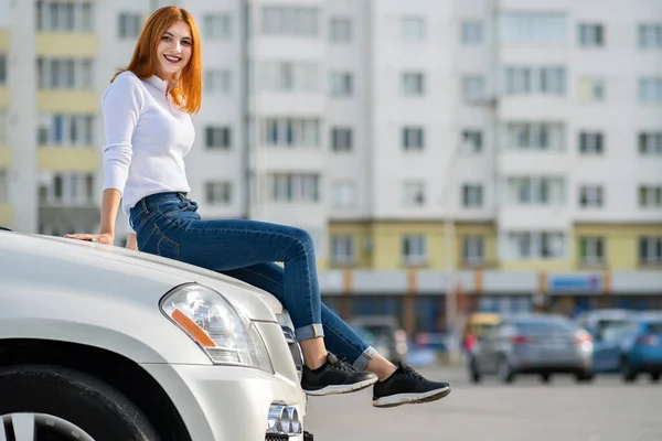 Mujer Pelirroja Con Estilo Joven Suéter Blanco Pantalones Vaqueros Azules — Foto de Stock