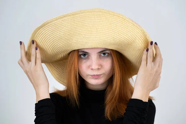 Retrato Mujer Pelirroja Divertida Bolsa Sombrero Paja Amarillo —  Fotos de Stock