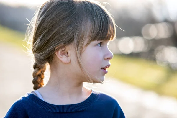 Portret Van Een Mooi Meisje Buiten Een Zonnige Warme Herfstdag — Stockfoto