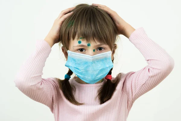 Niña Con Máscara Médica Azul Protectora Enferma Varicela Sarampión Rubéola —  Fotos de Stock