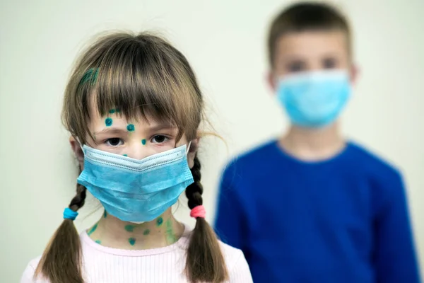 Chłopiec Dziewczynka Niebieskiej Ochronnej Masce Medycznej Chorzy Ospę Wietrzną Odrę — Zdjęcie stockowe