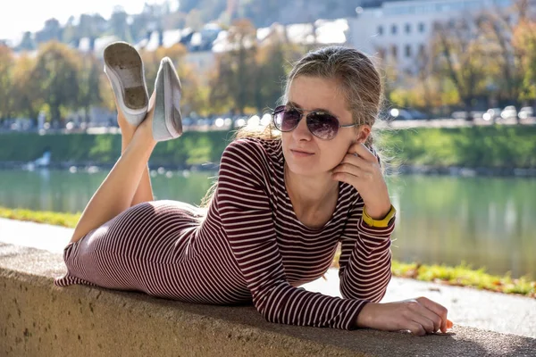 Mujer Joven Vestido Casual Gafas Sol Descansando Aire Libre Cálido —  Fotos de Stock