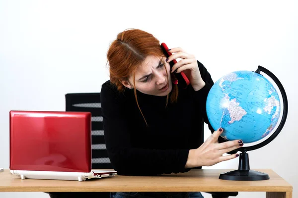 Genç Seyahat Acentası Kadın Dizüstü Bilgisayarı Dünyanın Coğrafi Küresiyle Çalışan — Stok fotoğraf