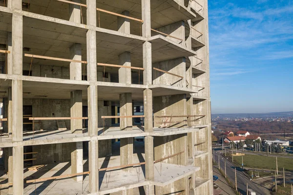 Aerial view of concrete frame of tall apartment building under construction in a city. — Stock Image Aerial View Concrete Frame Tall Apartment Building Construction City Stock Image