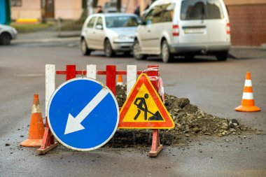 Yol çalışması alanında uyarı sokak tabelası.