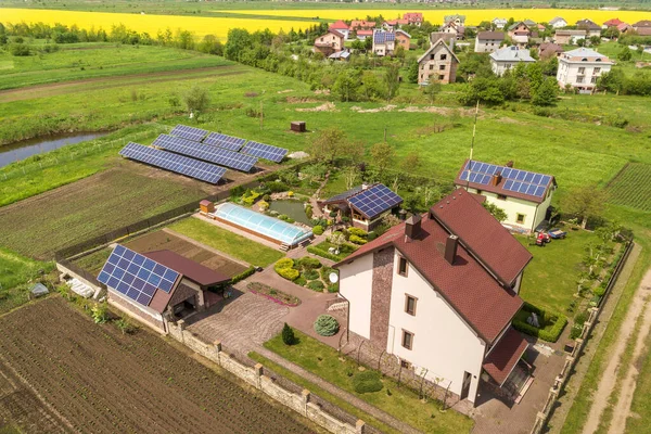 Luftaufnahme Eines Privathauses Sommer Mit Blauen Photovoltaik Solarzellen Auf Dem — Stockfoto