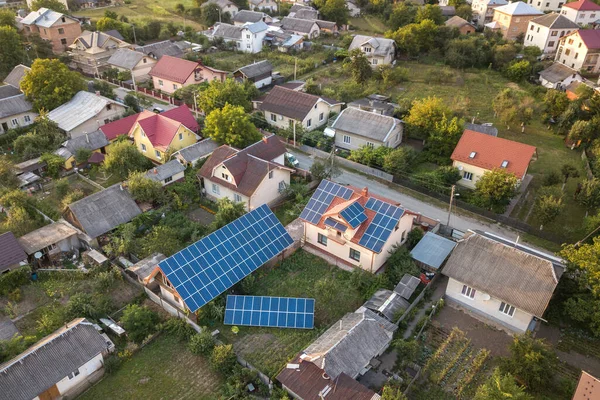 屋根の上に青色の光沢のある太陽光発電パネルシステムと新しい近代的な住宅のコテージの空中トップビュー 再生可能エネルギーグリーンエネルギー生産コンセプト — ストック写真