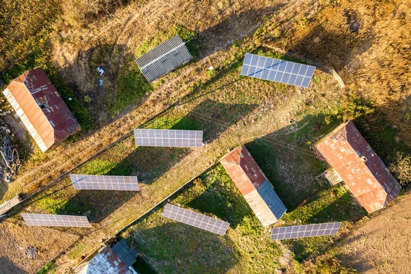 Yeşil Kırsal Alandaki Güneş Enerjili Voltaik Panellerin Yukarıdan Aşağıya Görüntüsü — Stok fotoğraf