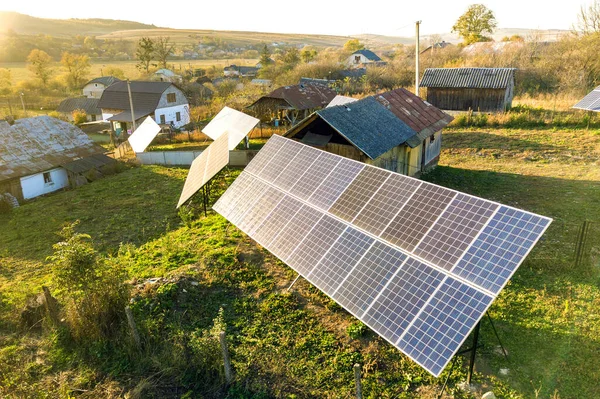 Yeşil Kırsal Alandaki Güneş Enerjili Voltaik Panellerin Yukarıdan Aşağıya Görüntüsü — Stok fotoğraf