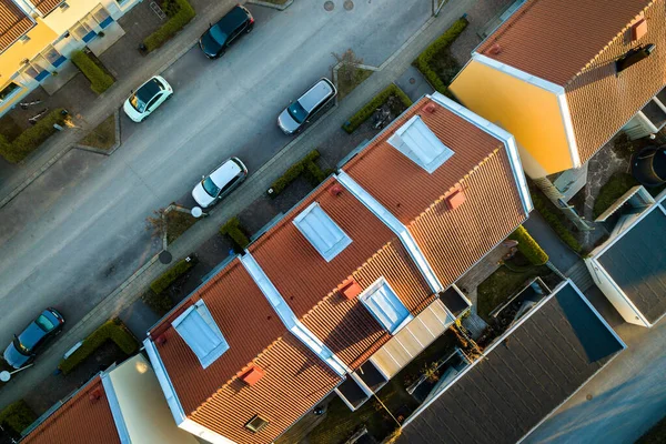 Αεροφωτογραφία Των Κατοικιών Κόκκινες Στέγες Και Δρόμους Σταθμευμένα Αυτοκίνητα Στην — Φωτογραφία Αρχείου