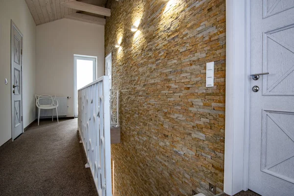 広々とした廊下 部屋のドアと現代的なスタイルで階段の手すりと現代的な家のインテリア — ストック写真