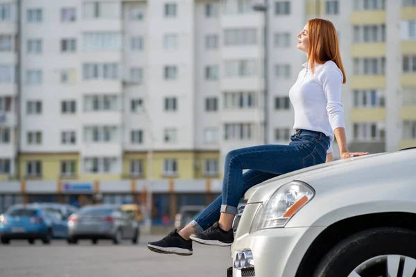 Junge Stylische Rothaarige Frau Weißem Pullover Modischer Blauer Jeanshose Und — Stockfoto