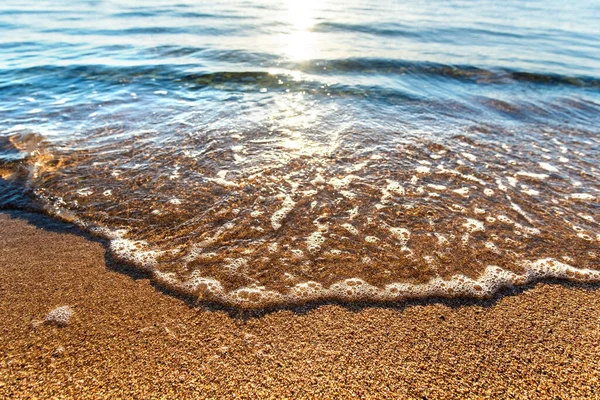 Close Small Sea Waves Clear Blue Water Yellow Sand Beach — Stock Photo, Image