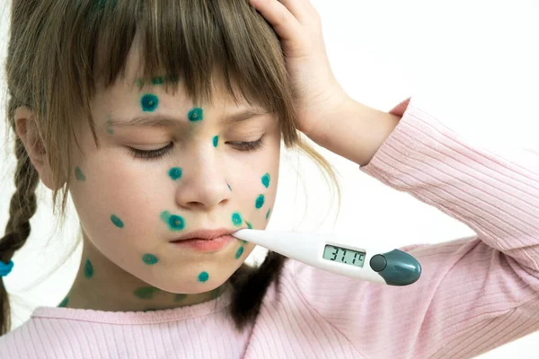 Niña Cubierta Con Erupciones Verdes Cara Enferma Con Varicela Sarampión —  Fotos de Stock