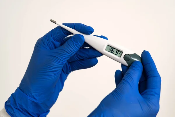 Médico Mãos Luvas Proteção Azul Segurando Termômetro Médico Mostrando Temperatura — Fotografia de Stock
