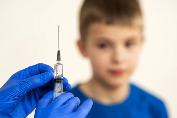 Médico Preparando Inyección Vacunación Con Una Jeringa Para Niño Asustado —  Fotos de Stock