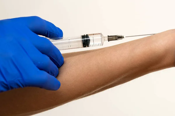 Close Van Arts Hand Blauwe Beschermende Handschoen Die Injectie Met — Stockfoto