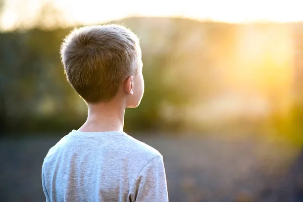 Παιδί Αγόρι Στέκεται Έξω Καλοκαίρι Ηλιόλουστη Μέρα Απολαμβάνοντας Ζεστό Καιρό — Φωτογραφία Αρχείου