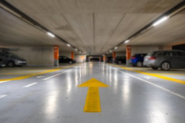 Bulanık modern arabalı sarı işaretler kapalı yeraltı otoparkının içine park edilmiş..