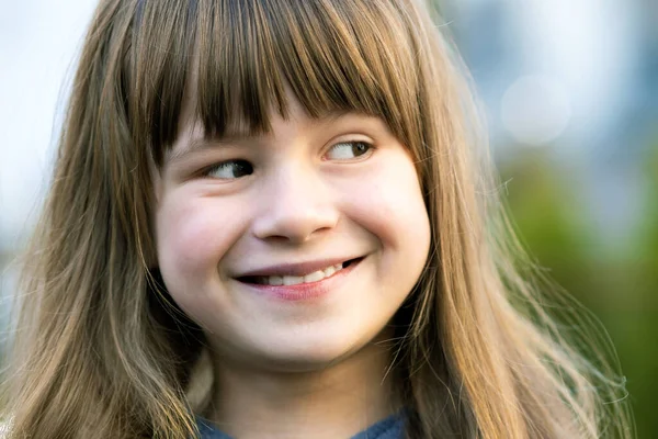 Portrét Hezké Holčičky Šedýma Očima Dlouhými Světlými Vlasy Usmívající Venku — Stock fotografie