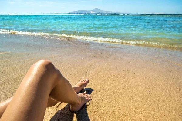 Largas Piernas Delgadas Mujer Joven Relajándose Tumbado Tomando Sol Playa — Foto de Stock