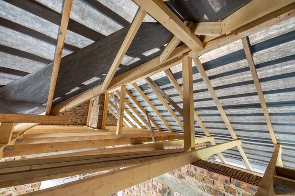 屋根構造とレンガの壁の木製の梁で建設中の建物の屋根の屋根 — ストック写真