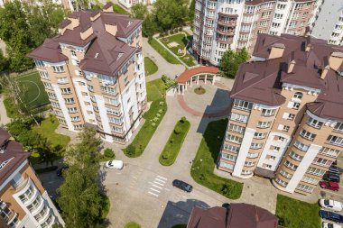 Daire ya da ofis manzarası yüksek binalar, park edilmiş arabalar, şehir manzarası. Drone hava fotoğrafçılığı.