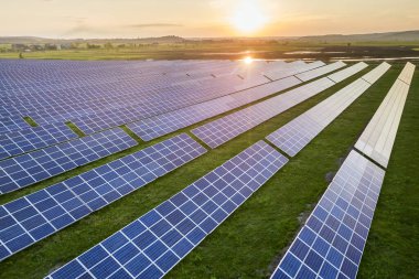 Mavi güneş voltaik panelleri sistemi kırsal alanda yenilenebilir temiz enerji üretiyor ve güneş arkaplanı oluşturuyor.