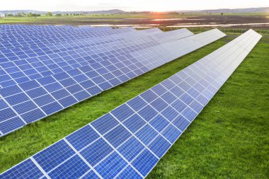 Mavi güneş voltaik panelleri sistemi kırsal alanda yenilenebilir temiz enerji üretiyor ve güneş arkaplanı oluşturuyor.