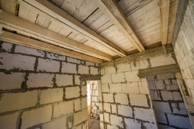 İnşaat ve yenileme çalışmaları devam ediyor. İçi boş köpük yalıtım bloklarından, ahşap tavan kirişlerinden ve çatı iskeletinden oluşan enerji tasarruf duvarları.