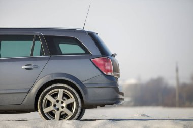 Araba kış günü karlı araziye park edilmiş..