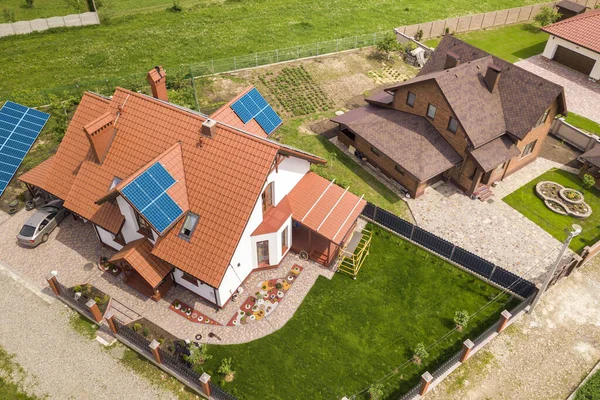 Luftaufnahme Des Neuen Modernen Wohnhauses Hütte Mit Blau Glänzenden Solar — Stockfoto