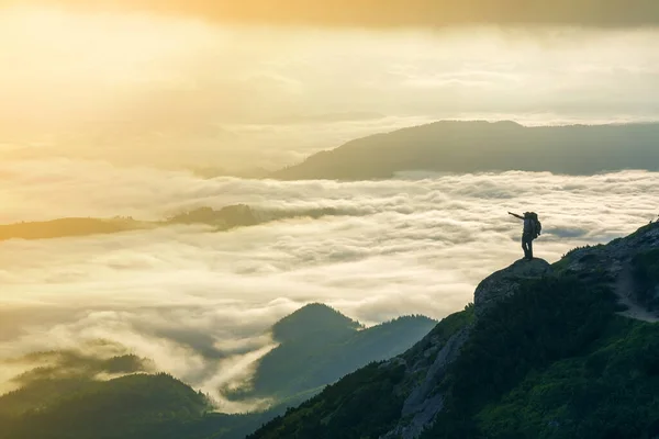 Wide Mountain Panorama Small Silhouette Tourist Backpack Rocky Mountain Slope — Stock Photo, Image