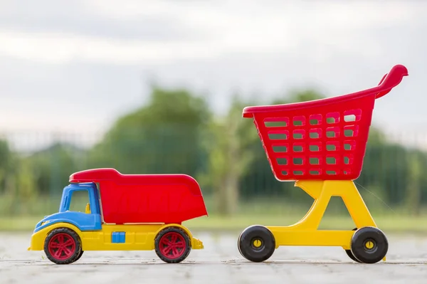 Jasne Plastikowe Kolorowe Zabawki Dla Dzieci Zewnątrz Słoneczny Letni Dzień — Zdjęcie stockowe